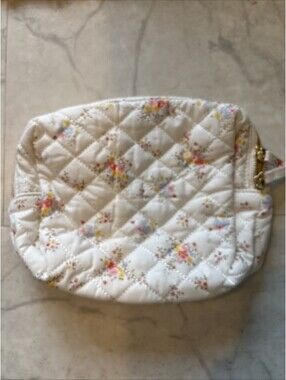 WHITE FLORAL MEDIUM MAKEUP BAG  $10 Each [COPY]